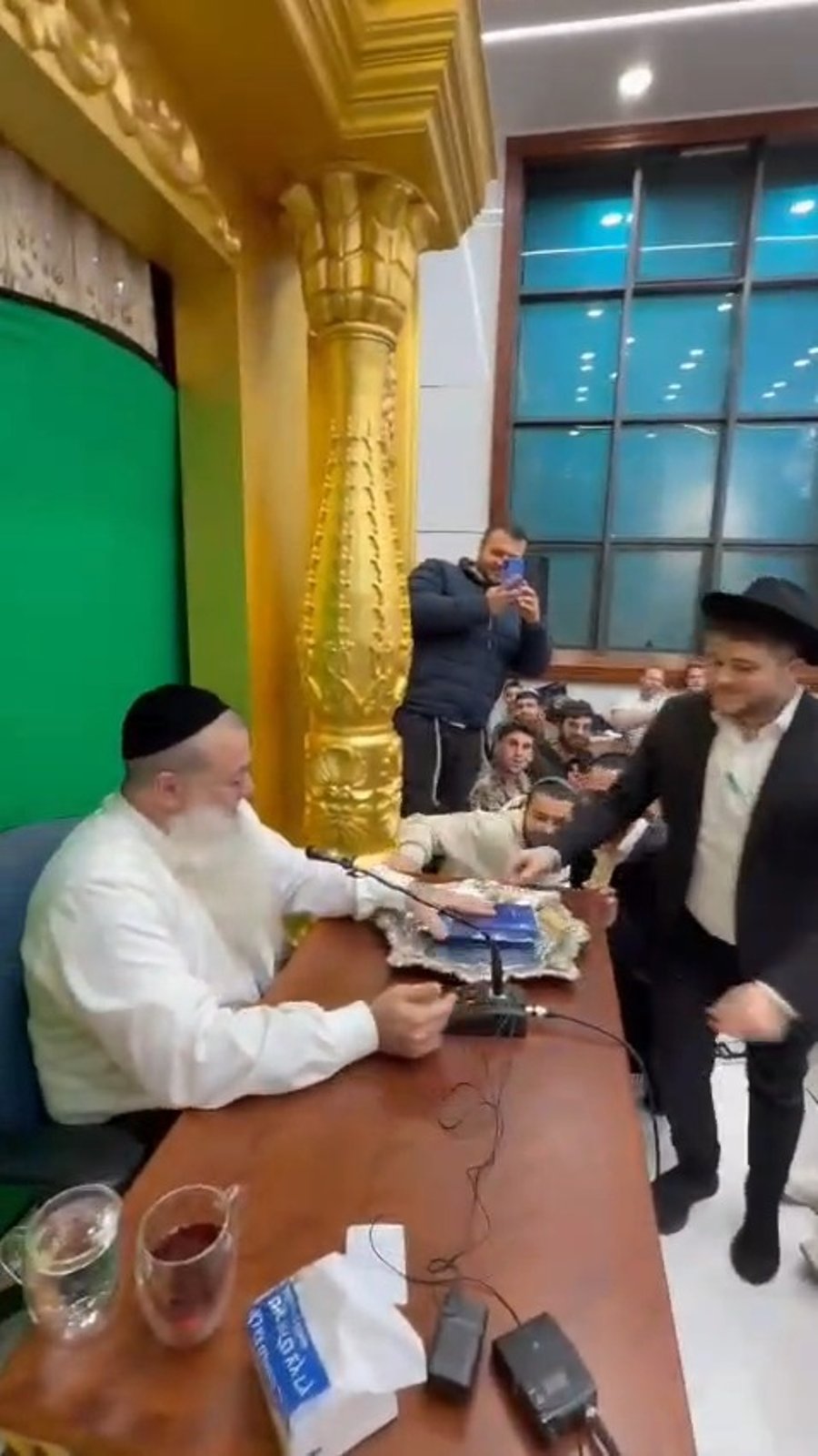 הרב יגאל כהן מקבל את ספרו החדש