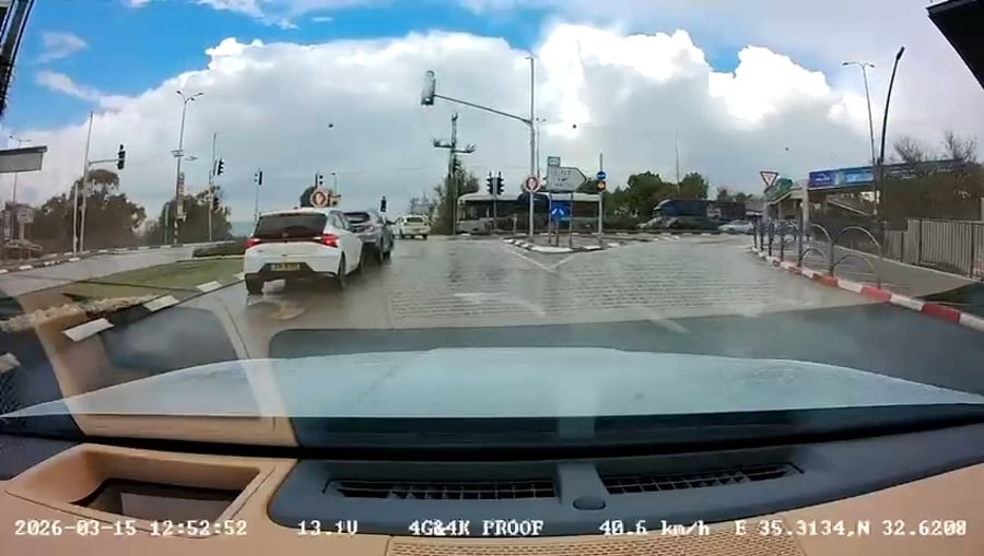 תיעוד ממצלמת רכב בו רואים את הרכב השחור אחרי שהמשאית התנגשה בו