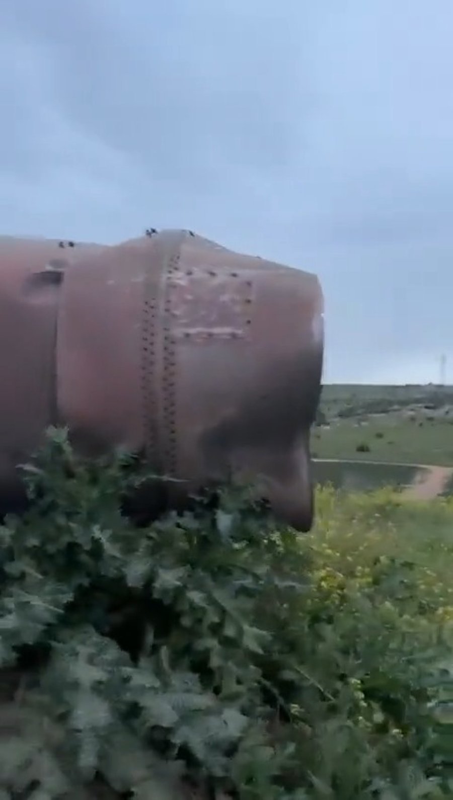 חלקי טיל שנפלו בשטח חקלאי