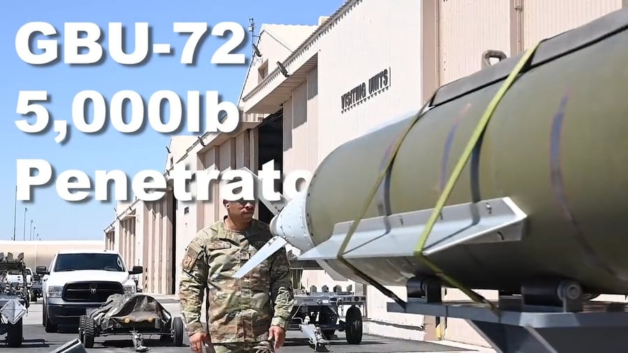 אנשי חיל האוויר מטייסת התחמושת ה-57 וטייסת הנשק ה-57 מתאמנים לבנייה וטעינה של פצצת GBU-72. יחידת פצצה מונחית זו היא פצצה חודרת במשקל 2,270 ק"ג המשתמשת במערכות מונחיות GPS כדי לפגוע במדויק במטרות.