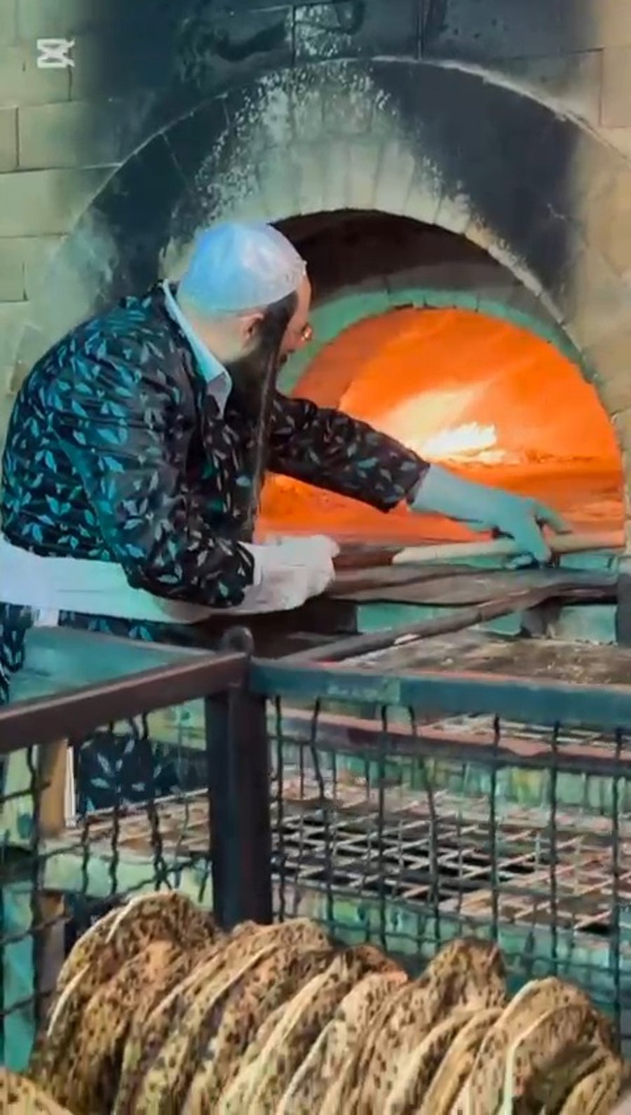 האדמו"ר ממעזבוז באפיית מצות