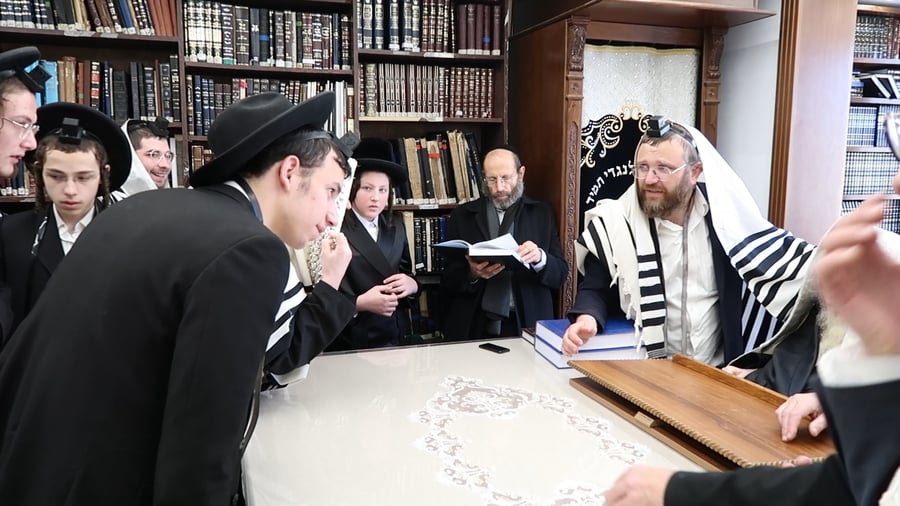 קבלת קהל אצל הגר"מ שטרנבוך