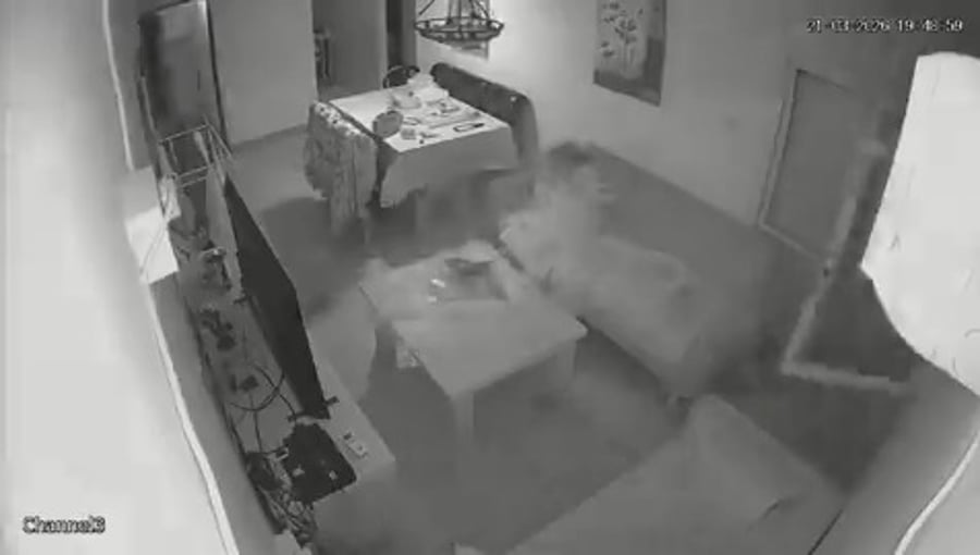 יושבת בסלון - והבית נפגע