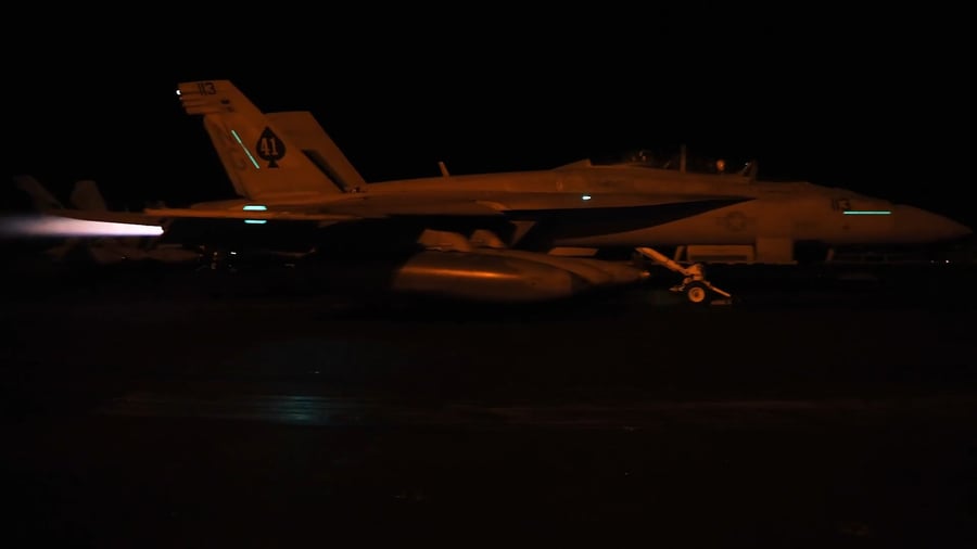 הצוות על ספינת המטוסים האמריקאית אברהם לינקולן (CVN 72) 