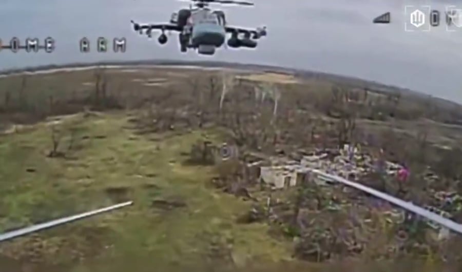 תיעוד הפגיעה רחפן FPV אוקראיני "הפיל" מסוק Ka-52 רוסי