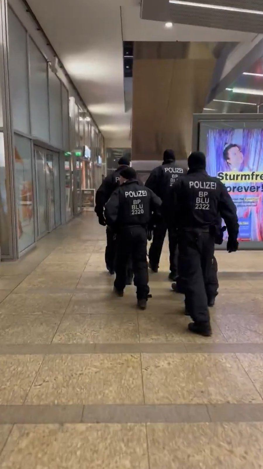 שוטרים בתחנת רכבת בגרמניה