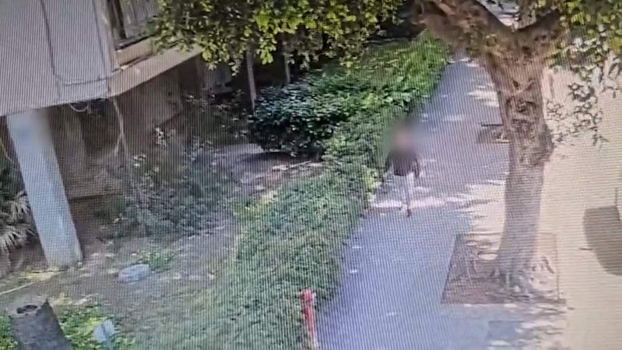 החשוד בעת יציאתו מהבניין לאחר הגניבה