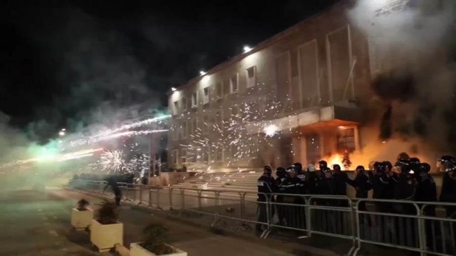 מוחים משגרים זיקוקים על בית ראש הממשלה באלבניה