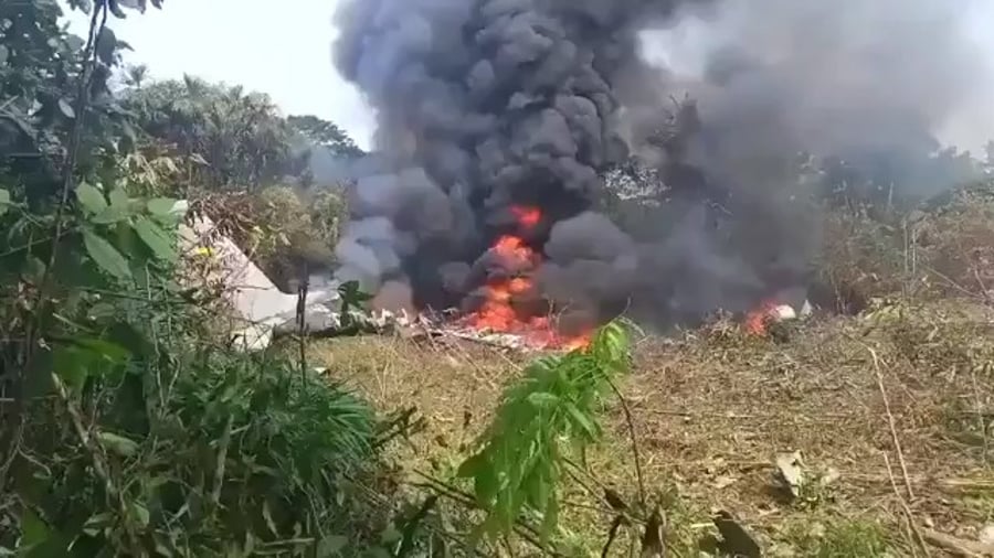 המטוס עולה בלהבות