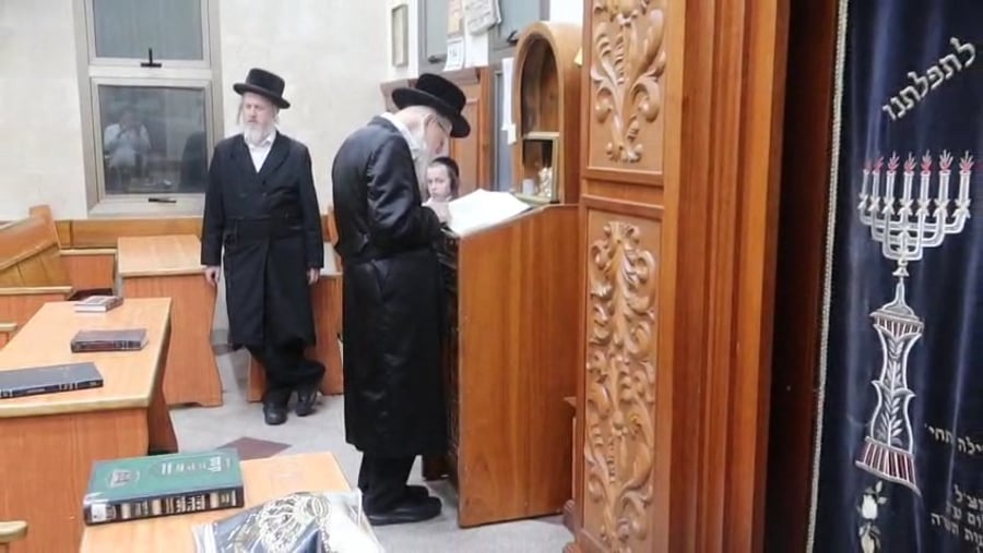 האדמו"ר מאוז'רוב בתפילת ערבית