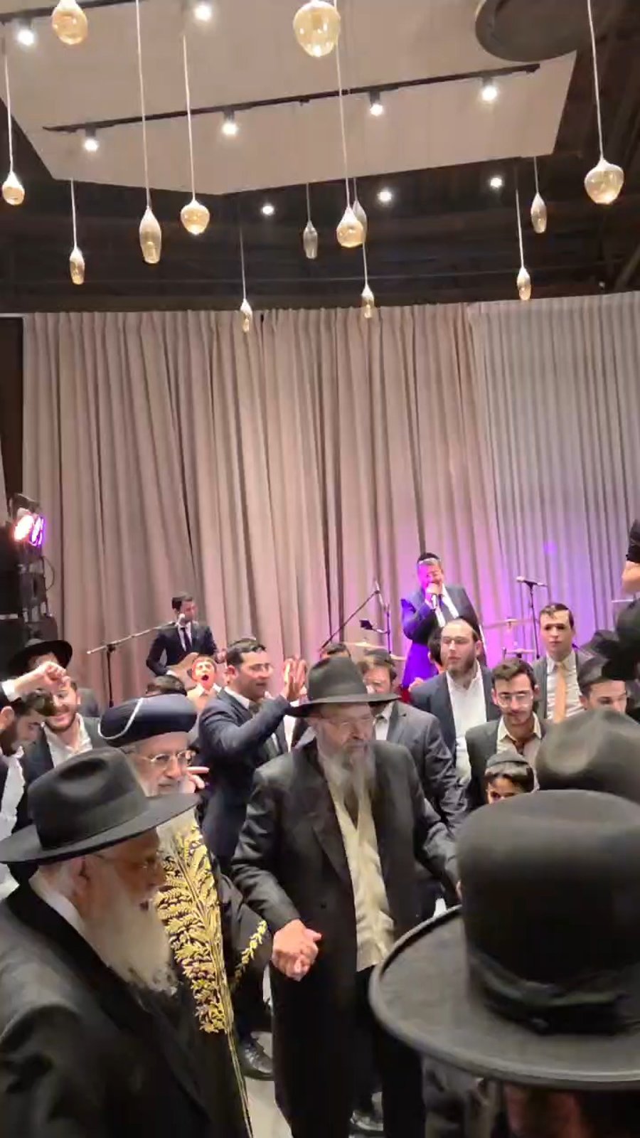 הראשון לציון הגר"ד יוסף בחתונת נכדתו של ראש ישיבת כף החיים הגאון רבי יעקב חיים סופר