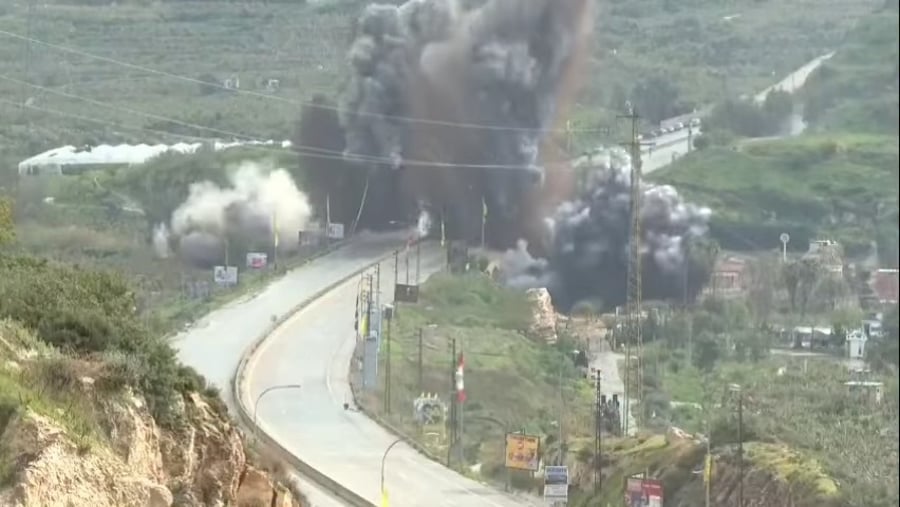 רגע תקיפת גשר אל-קאסמיה שעל נהר הליטאני באזור צור בלבנון
