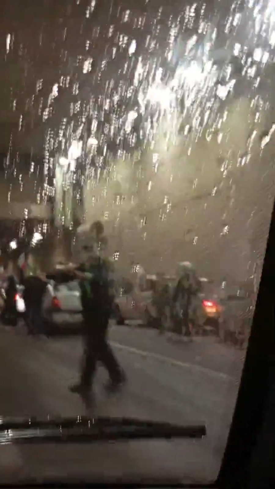 תומכי המשטר נמלטים מתחת לגשרים