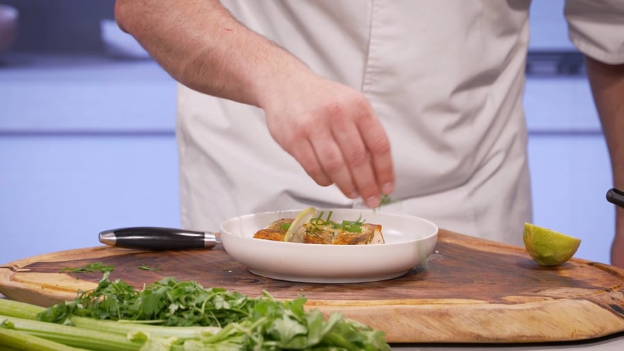 מעטפת פסטו קטיפתית וסלמון עסיסי: המתכון שיטריף לכם את החושים - צפו