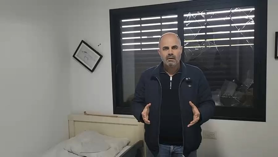 רסיסי זכוכית על כרית הילד