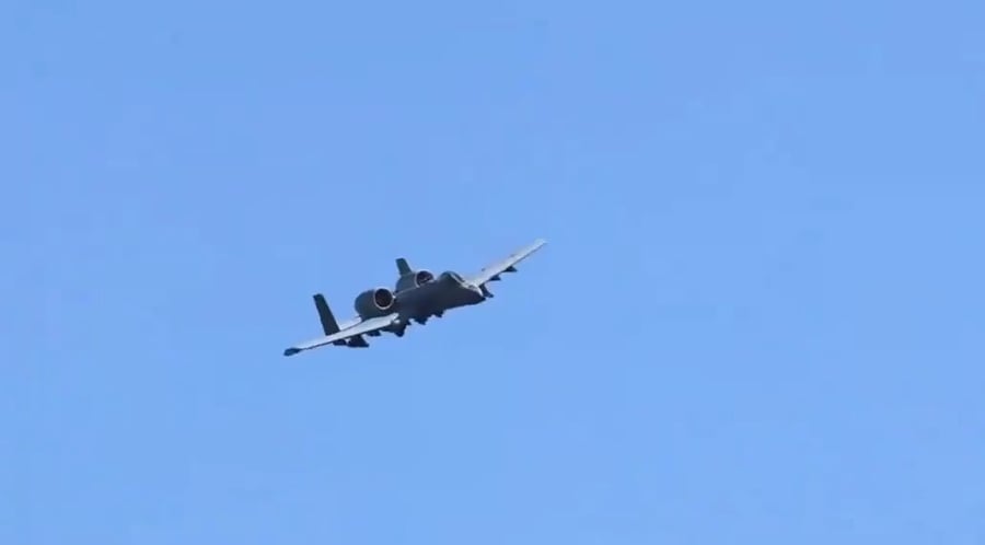 מטוס A-10 תקף הבוקר בסיס  בעיראק.