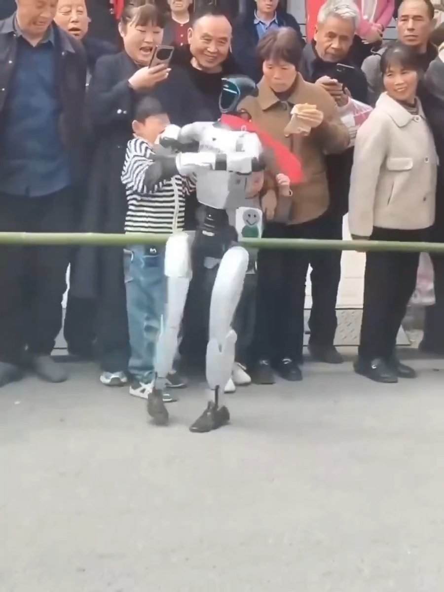 הרובוט סותר לילד