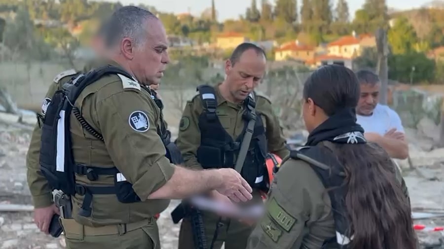 מפקד פיקוד העורף בזירת הנפילה באשתאול