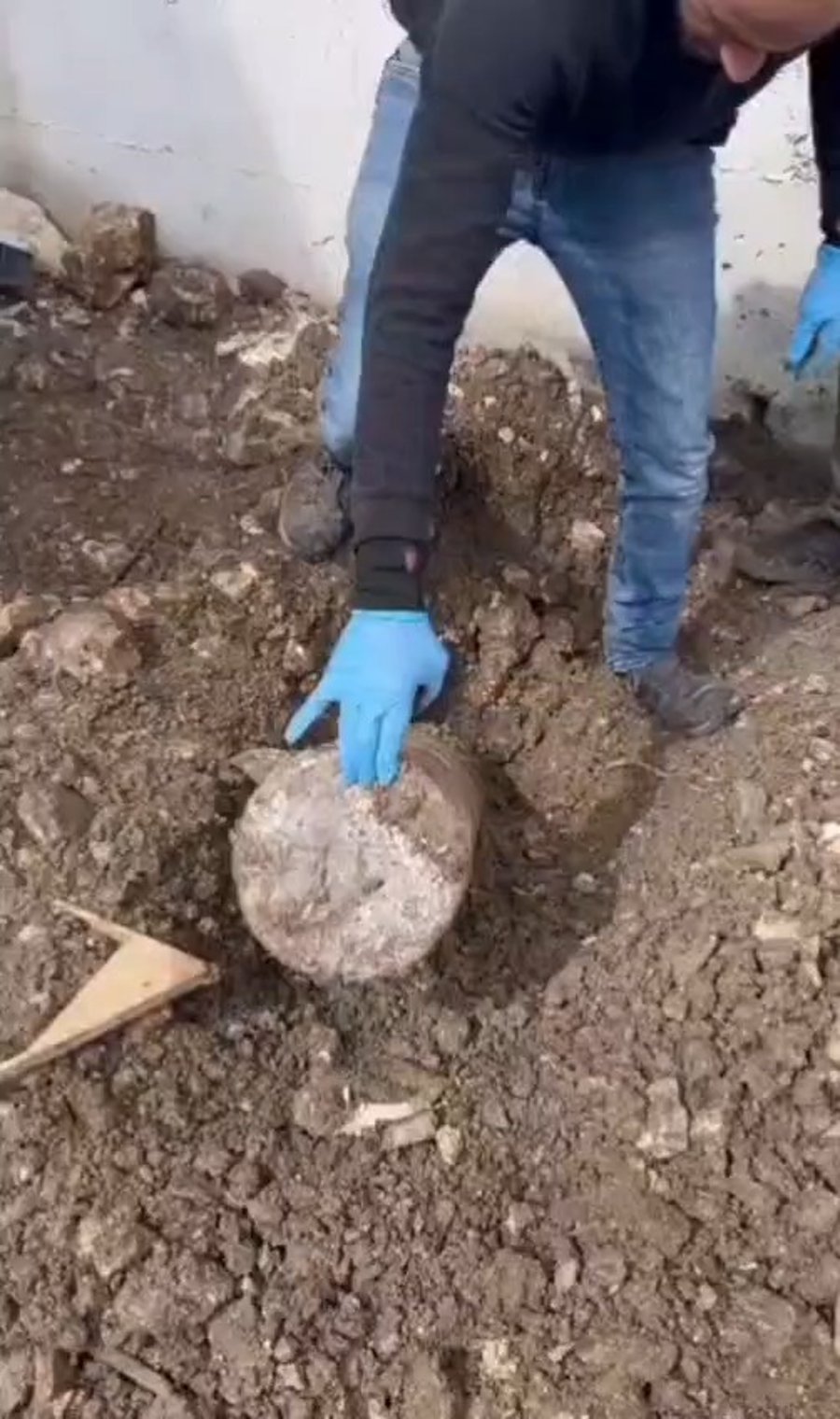 השוטרים מוציאים את הנשק שהוסלק