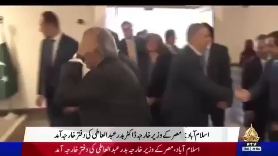 שר החוץ של פקיסטן, אסחאק דאר, נרגש לקבל את עמיתו המצרי 