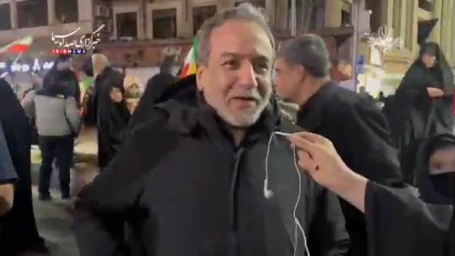 שר החוץ עראקצ'י ברחוב