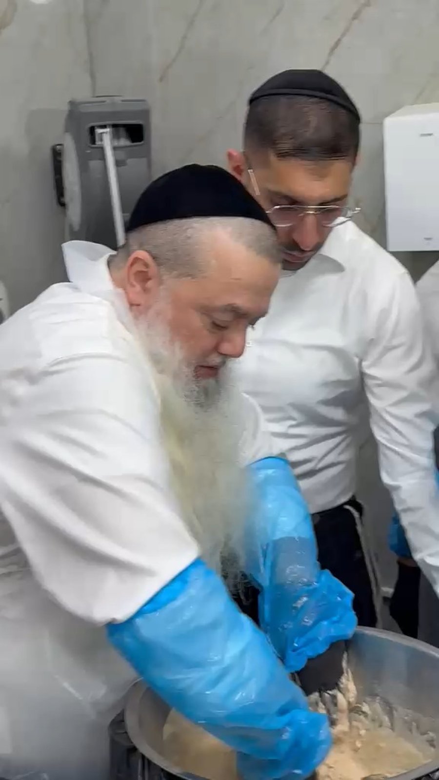 הגאון רבי יגאל כהן באפיית מצות