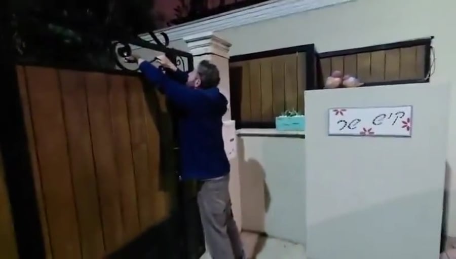 מנסים להיכנס לבית השר