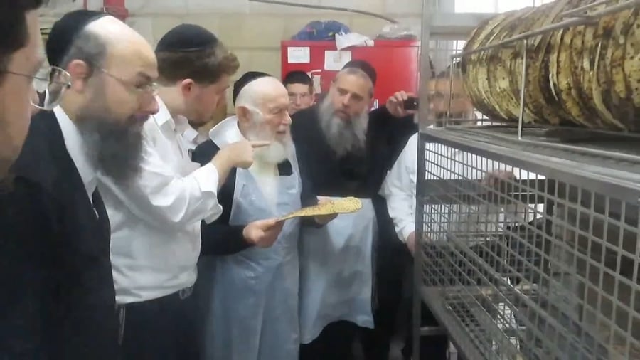 הגאון רבי יצחק זילברשטיין באפיית מצות