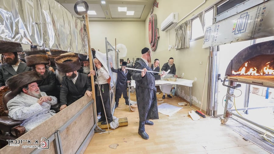 האדמו"ר מויז'ניץ באפיית מצות מצווה