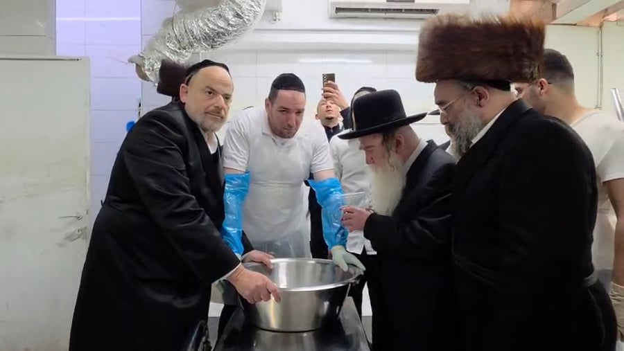 הגר"מ גרוס באפיית מצות