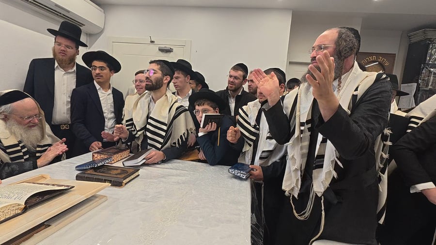 שמחת החג אצל הגר"מ שטרנבוך