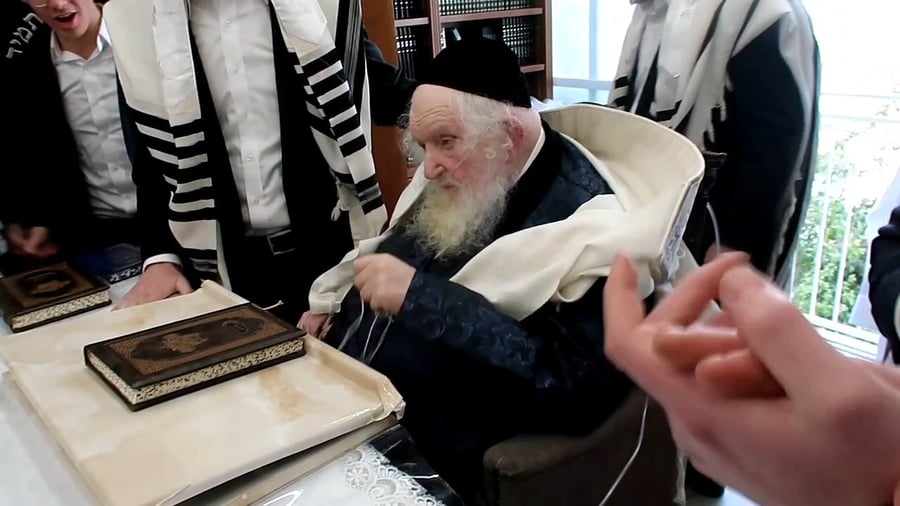 שמחת החג אצל הגר"מ שטרנבוך