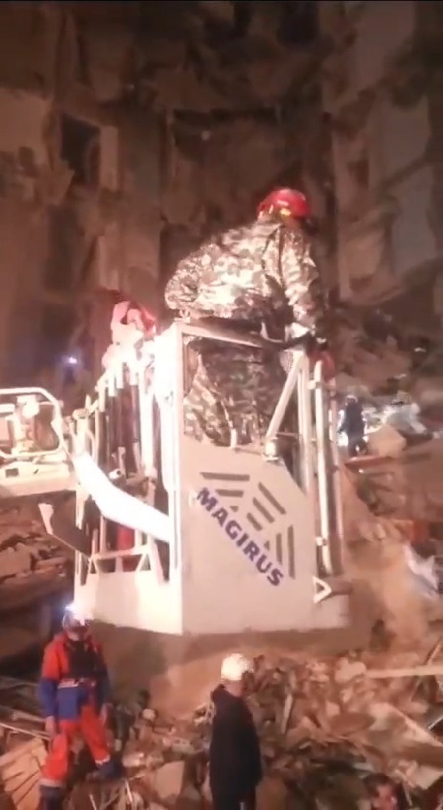 חילוץ ברובע הדאחייה  אחרי תקיפה ישראלית