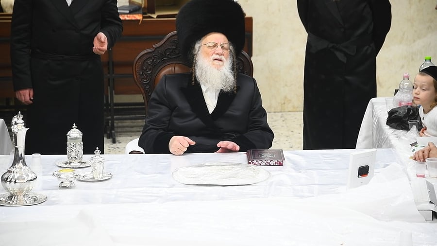 האדמו"ר ממודז'יץ בטיש נעילת החג