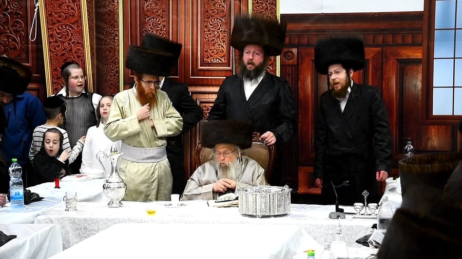 האדמו"ר מפינסק קרלין בטיש חוה"מ פסח