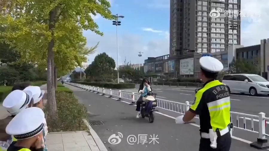 בושה - השוטרים הסינים בפעולת השפלה