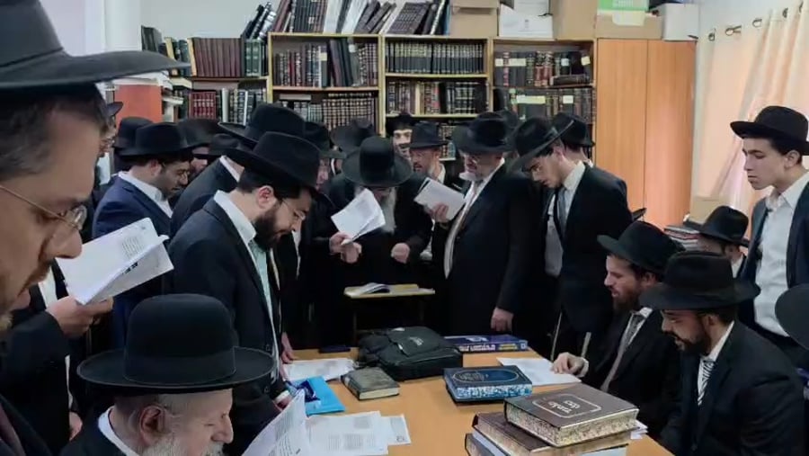 מעמד זעקה של המוני לומדי התורה ע"י רינה של תורה בראשות המשגיח רבי בנימין פינקל 