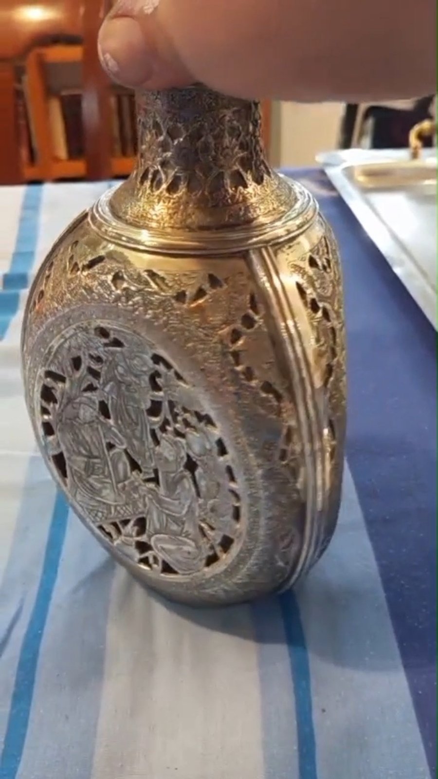 בקבוק היין העתיק שהעניקו קציני משטרה מאיראן לקצין היהודי ר' חיים יוסף קליין