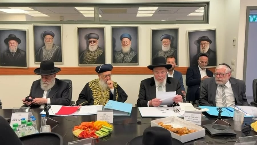 הרב הראשי הרב קלמן בר מקריא את ההחלטה
