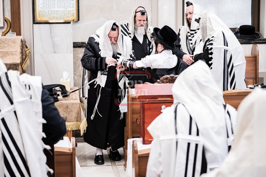 האדמו"ר מבאבוב בהנחת תפילין לבחור בר מצווה במונסי