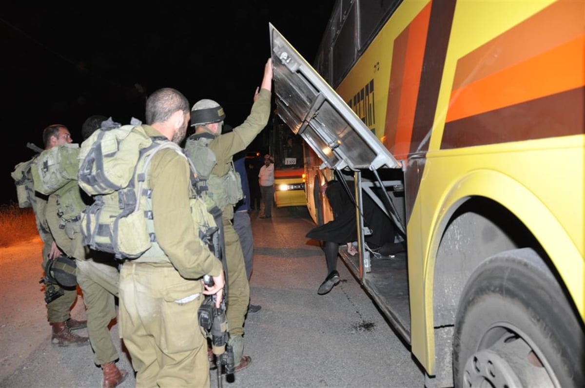 תחת אבטחה כבדה: אלפים התפללו בקבר יוסף בשכם