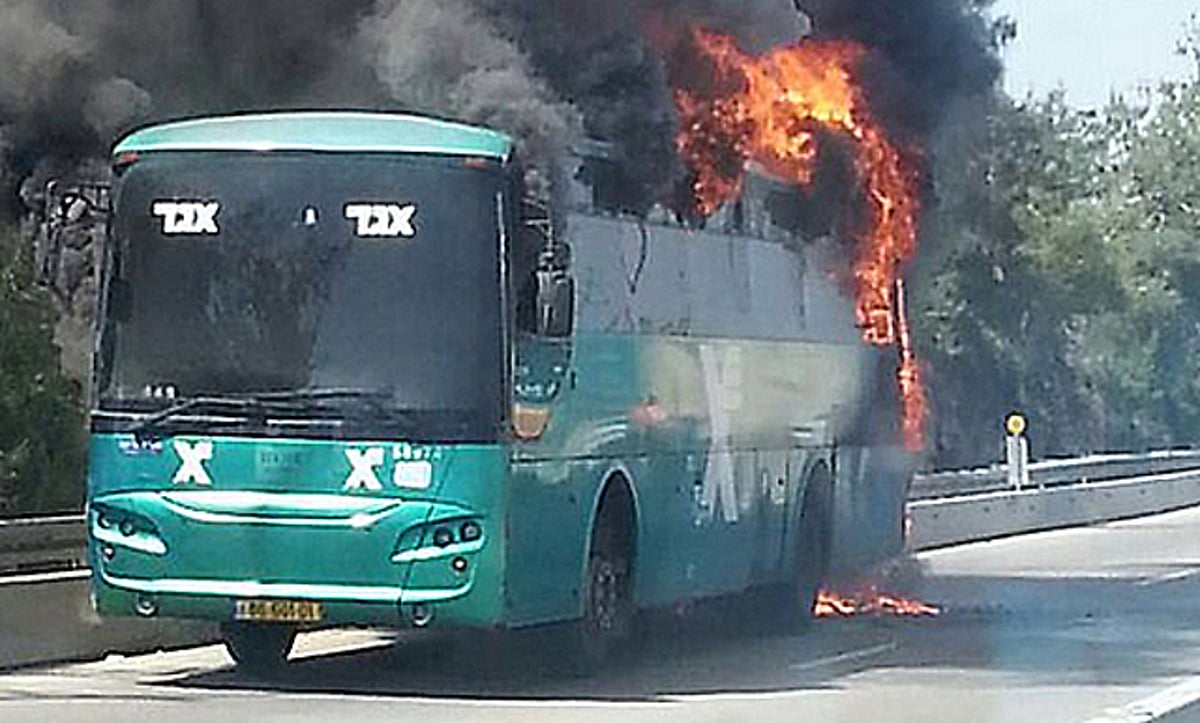 האוטובוס עולה בלהבות, הבוקר