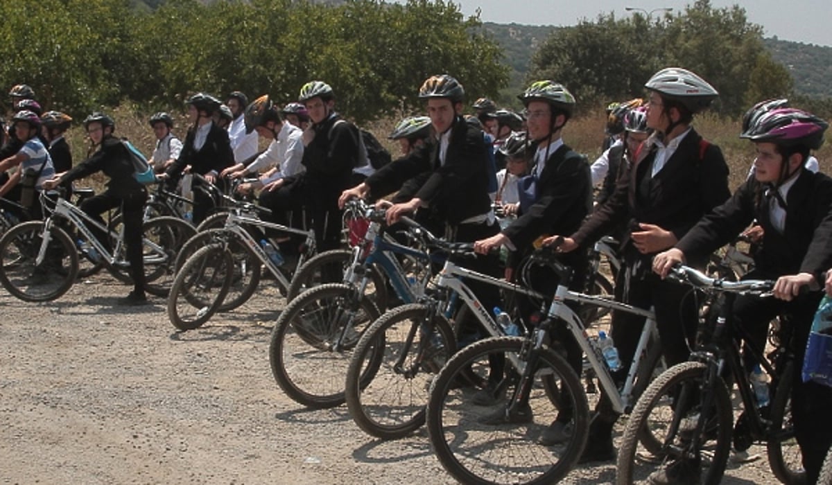 תלמידי הישיבה ברכיבת אופניים בבית שמש