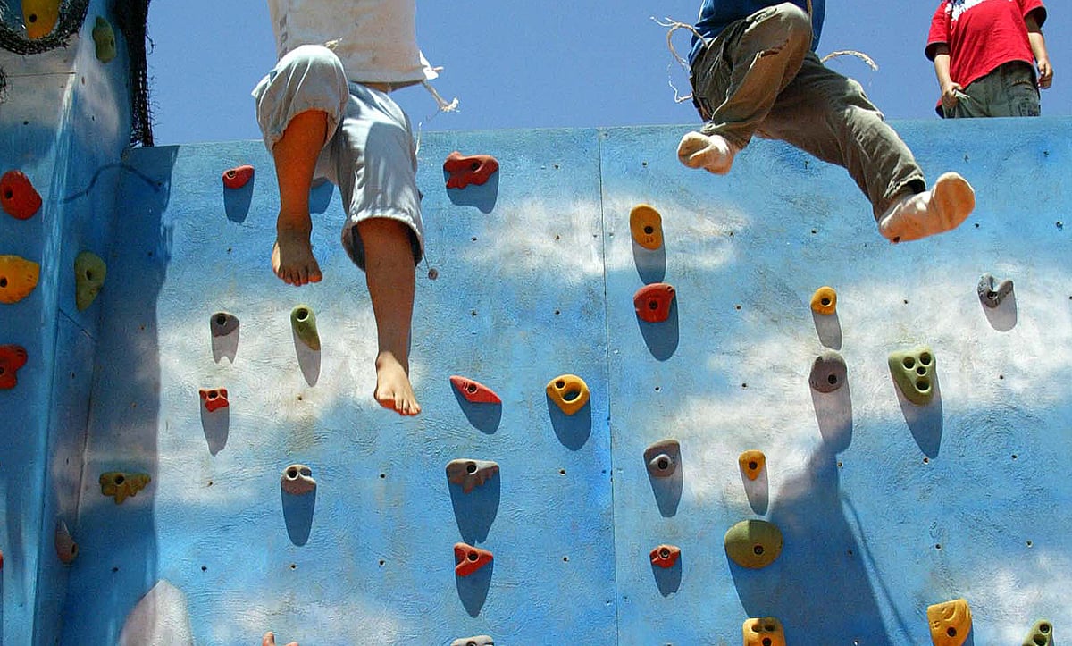 קופצים מקיר טיפוס. אילוסטרציה