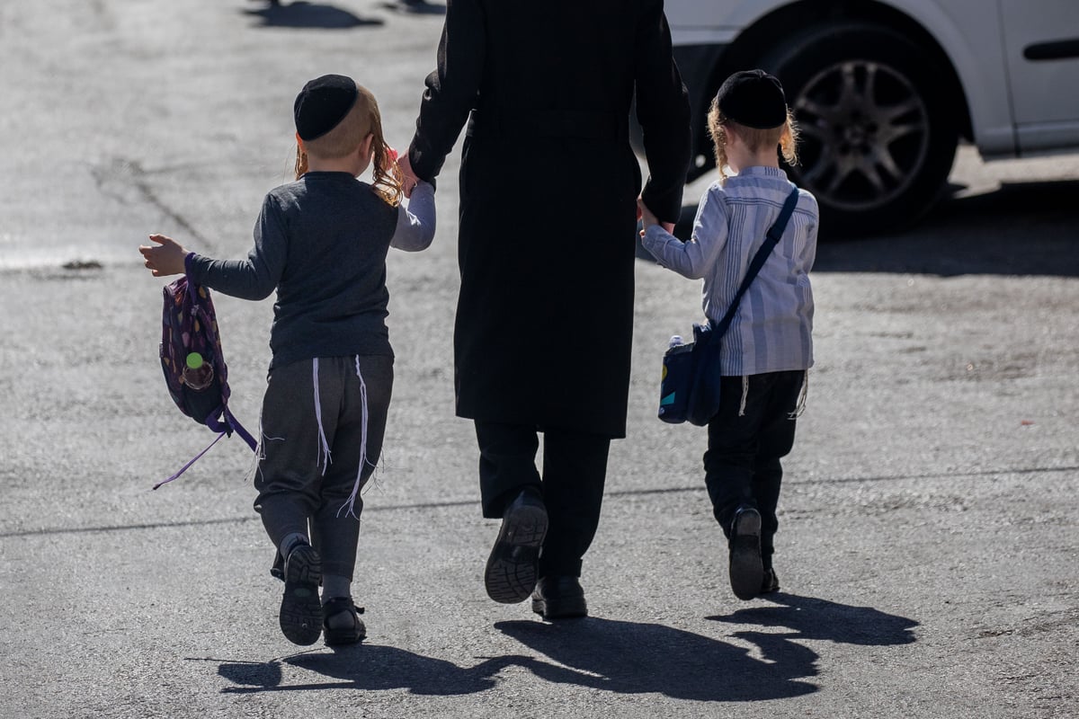 ילדים קטנים בדרך לחיידר; ארכיון, למצולמים אין קשר לכתבה