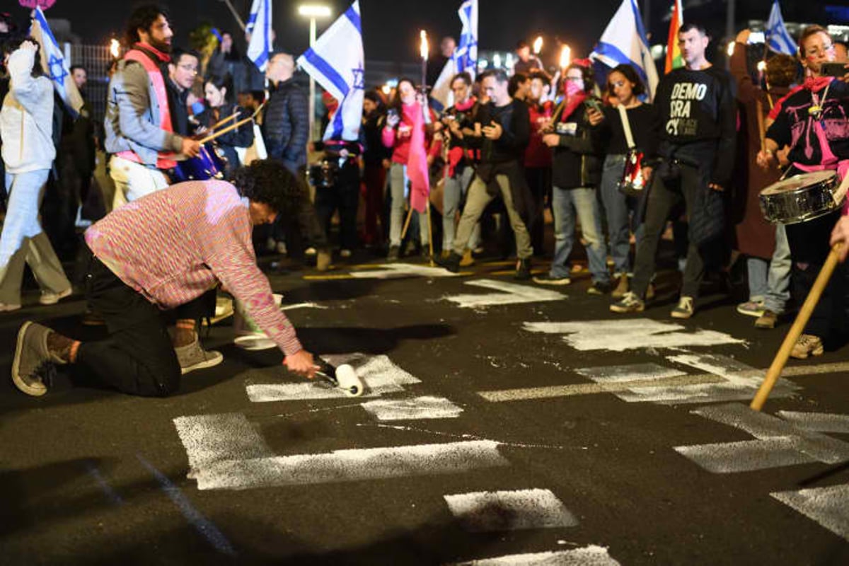 המפגין שכתב "ביבי הבוגד" על כביש איילון נחקר במשטרה