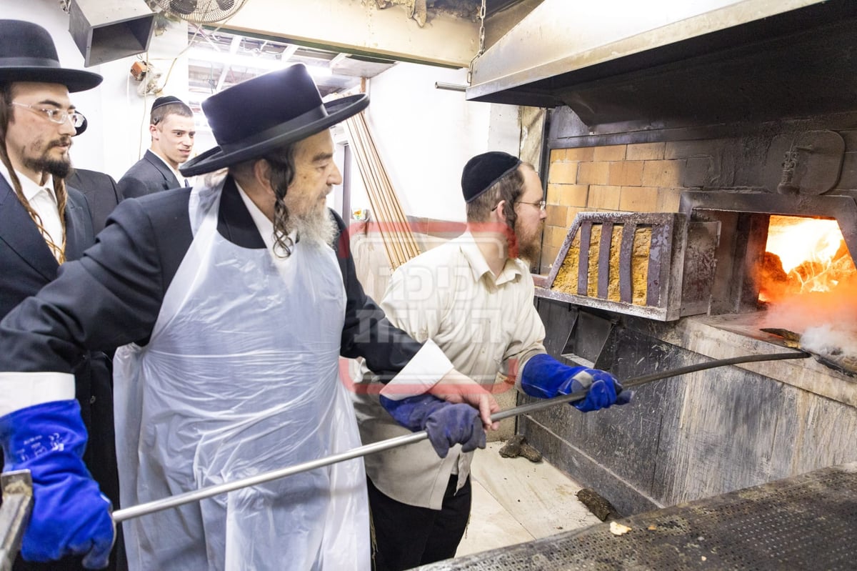 הגאון רבי יעקב מאיר שכטר אפה מצות לפסח | תיעוד