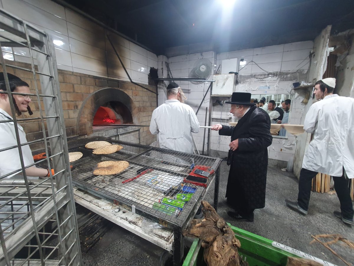 האדמו"ר מקופשניץ באפיית מצות 