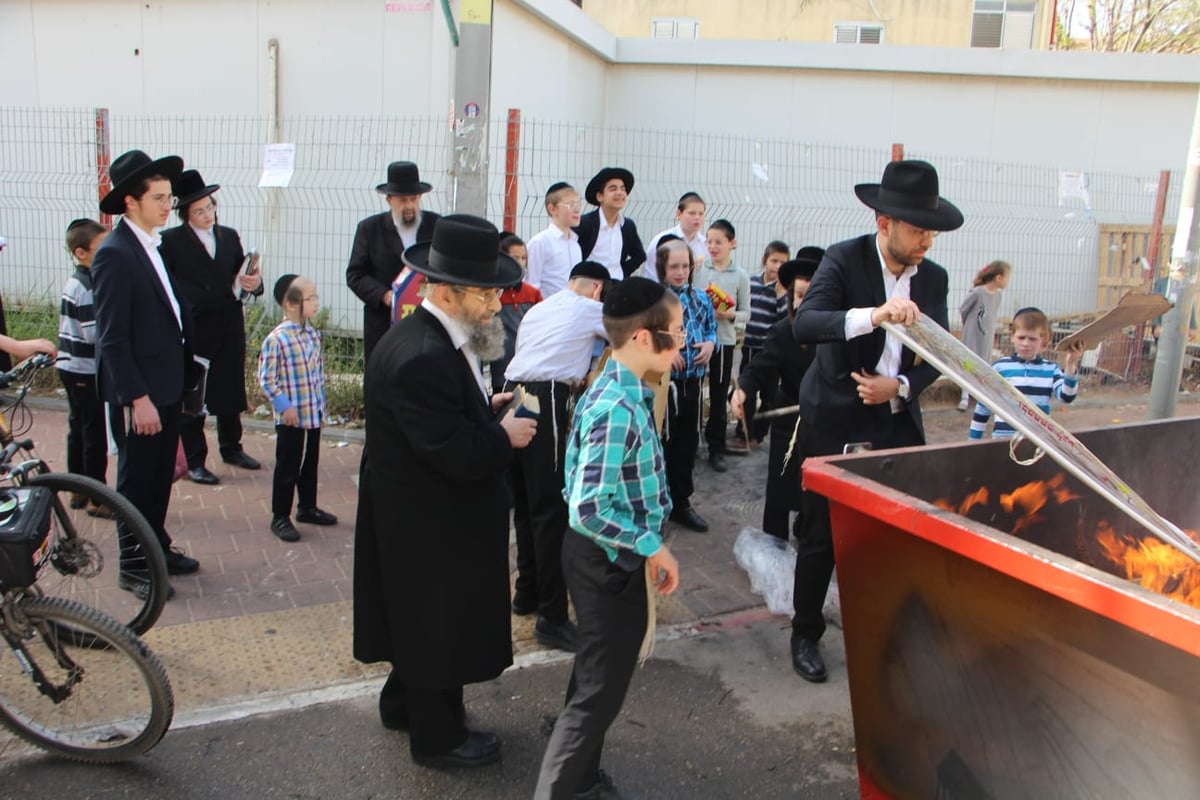 רבה הספרדי של בני ברק בשריפת חמץ | תיעוד