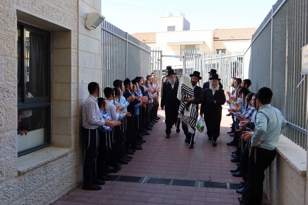 האדמו"ר מזוויעהיל בהכנסת בנו ל'תלמוד תורה'